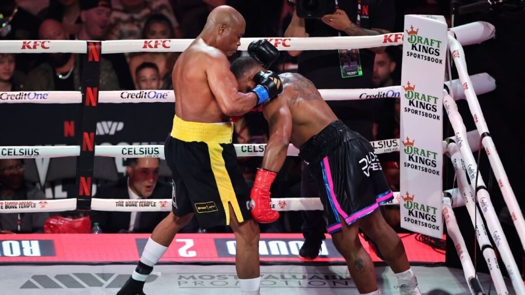 Anderson Silva derribó a Woodley y se coronó en el enfrentamiento de excampeones de la UFC