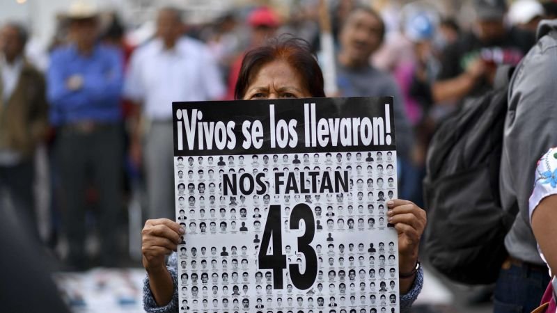 Claudia Sheinbaum se encuentra por primera vez con los padres de los 43 estudiantes de Ayotzinapa después de su reunión con López Obrador.