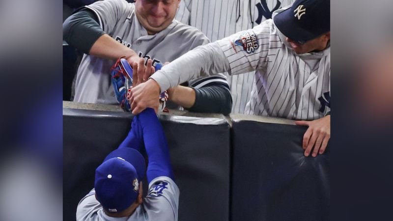 Dos aficionados de los Yankees fueron echados del juego tras intentar impedir un out de Mookie Betts