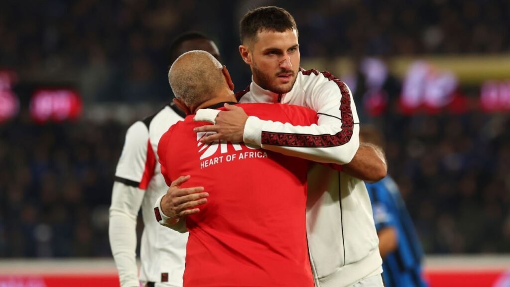 El entrenador del Milan confirma la intervención de Giménez y aclara si se discutió una salida.