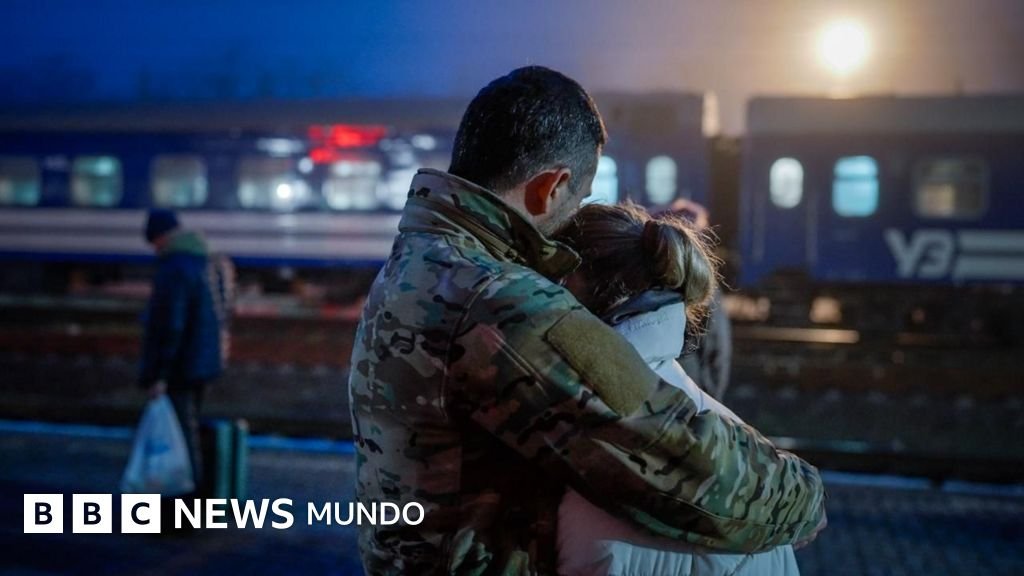 El "tren del amor": mujeres ucranianas viajan para reunirse con sus esposos en el frente de combate contra Rusia.