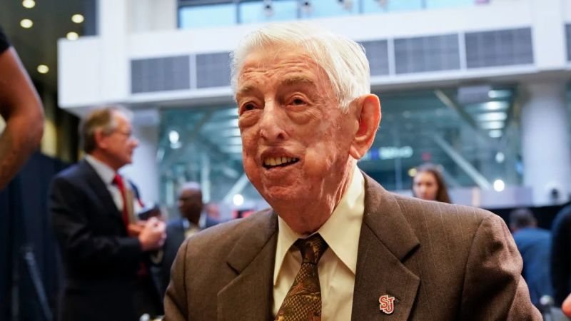 Fallece Lou Carnesecca, entrenador del Salón de la Fama del Baloncesto y líder de St. John's durante 24 temporadas, a los 99 años