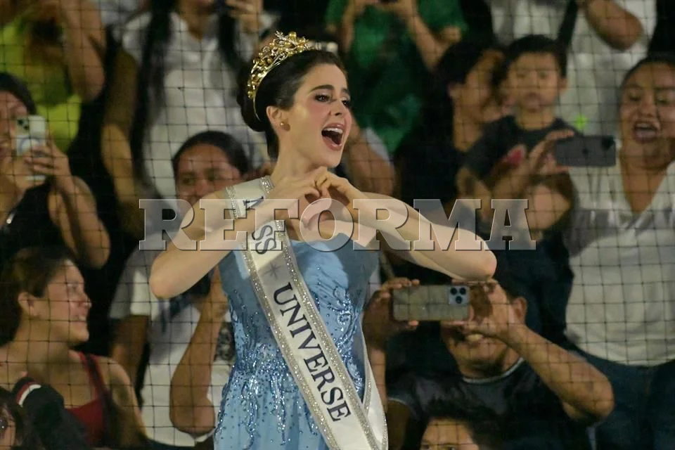 Fátima Bosch deslumbra en el desfile ante una multitud de tabasqueños