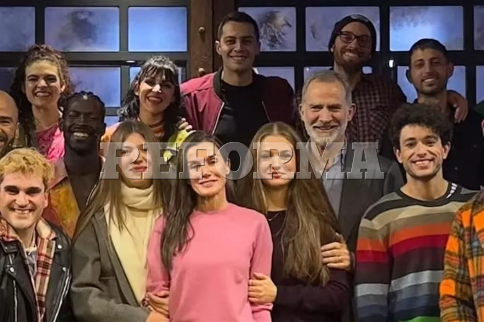 Felipe, Letizia y sus hijas disfrutan de una noche de teatro