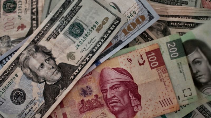 Inversores penalizan al peso mexicano frente al dólar tras la victoria presidencial de Sheinbaum.