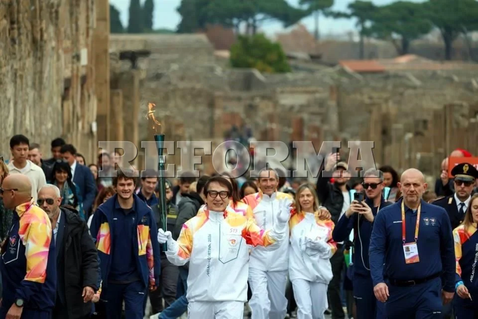 Jackie Chan enciende la antorcha olímpica en Pompeya