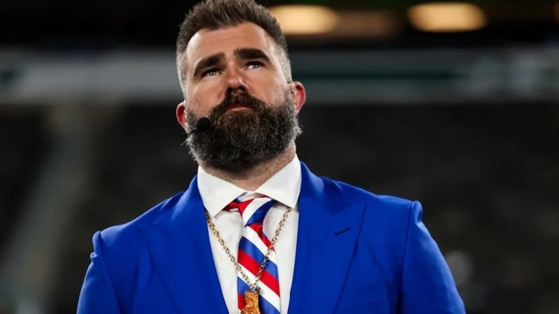 Jason Kelce se disculpa tras lanzar un teléfono al recibir un insulto homofóbico de un fan