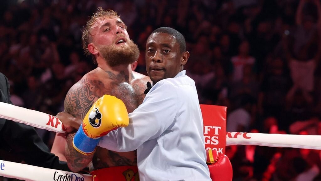 Joshua enseña a Paul que el boxeo es en serio, no un juego.