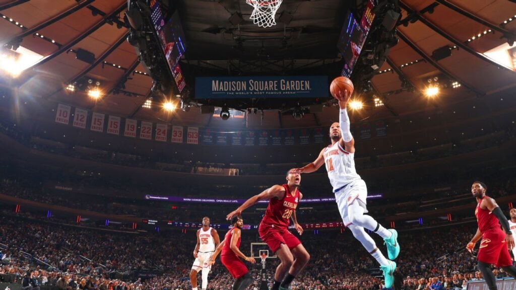 Knicks lideran al medio tiempo por un estrecho margen