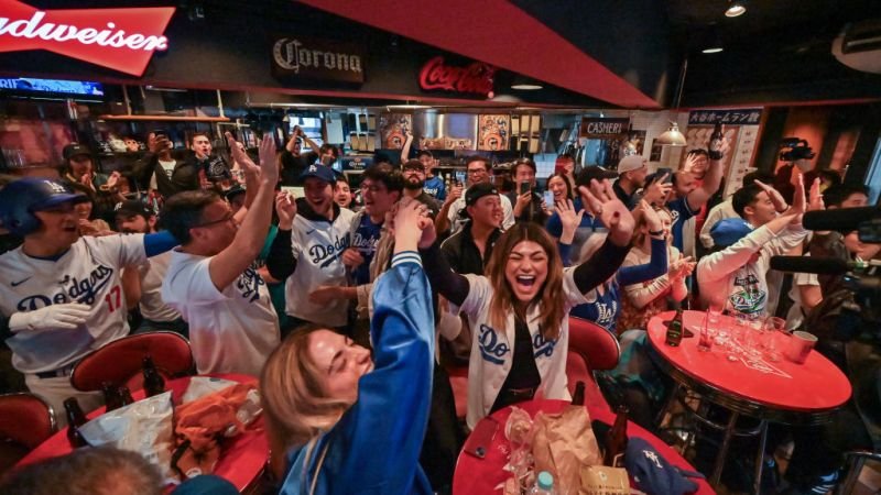 La alegría desborda: aficionados de los Dodgers festejan en Los Ángeles su octava victoria en la Serie Mundial