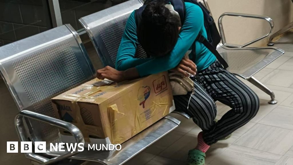 La conmovedora imagen de la madre que recibió el cadáver de su bebé en una caja de cartón (y lo que revela sobre la crisis sanitaria en Ecuador)