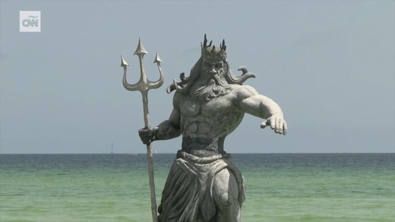 Lo que sabemos sobre el cierre de la estatua de Poseidón en una playa de Yucatán, México.