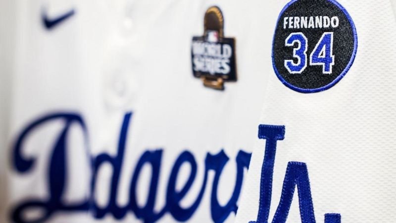 Los Dodgers rinden homenaje a Fernando Valenzuela con un parche especial en la Serie Mundial