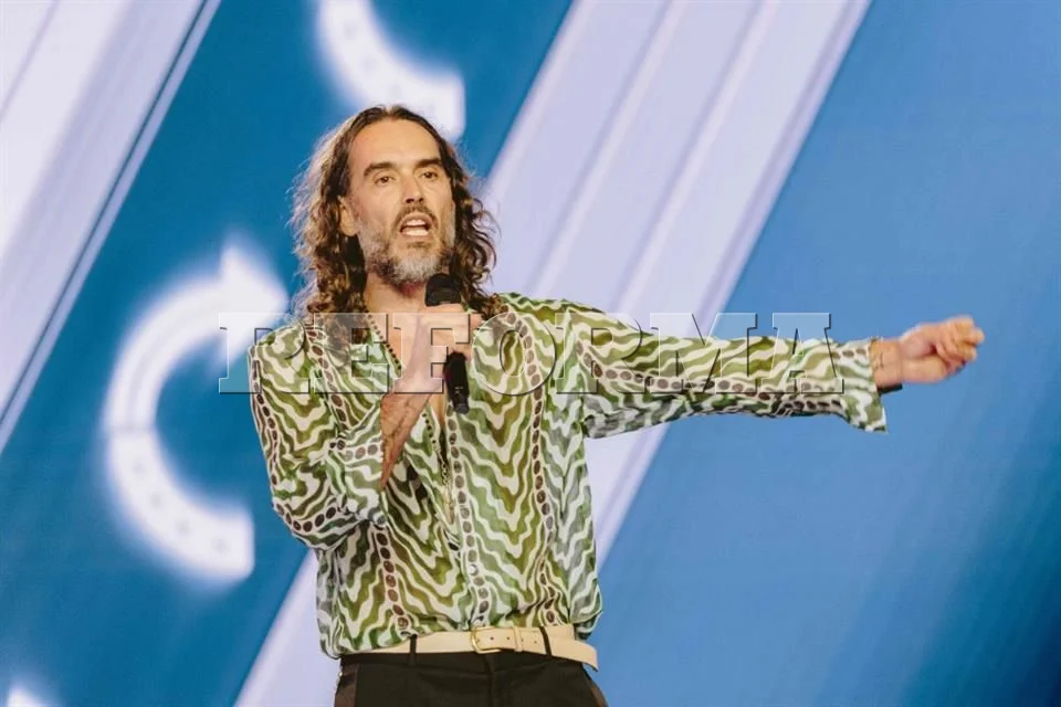 Russell Brand enfrenta nuevas denuncias de agresión sexual