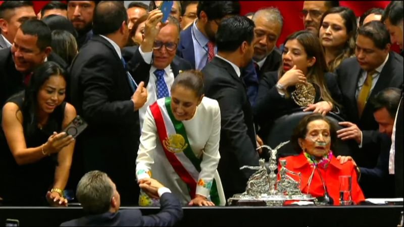 Sheinbaum comenta sobre su respuesta al gesto de besar la mano a Velasco: 'Soy de las que devuelve el beso'