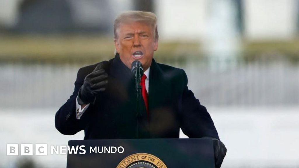 Trump interpone una demanda contra la BBC por miles de millones de dólares debido a un reportaje en el que se alteraron sus declaraciones.