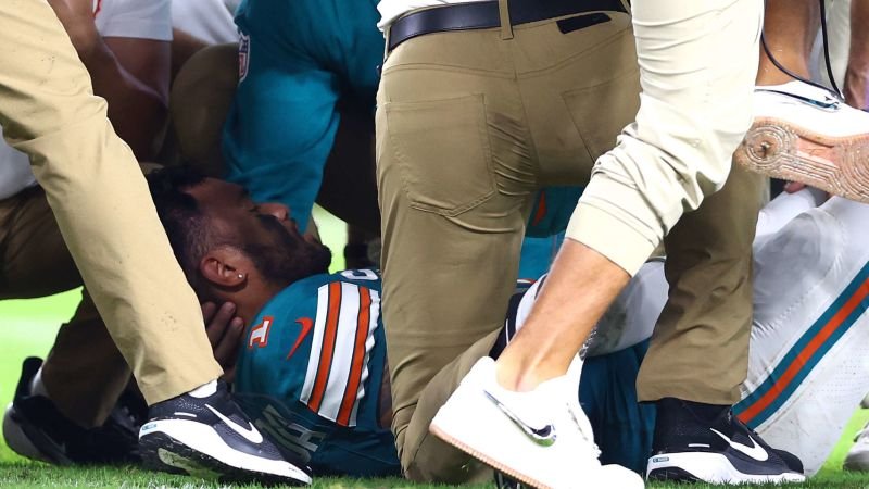 Tua Tagovailoa regresa a la NFL a pesar de su historial de conmociones.