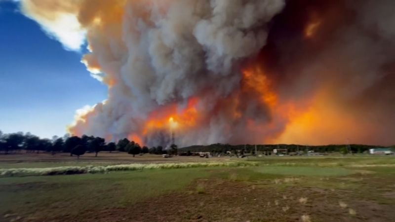Una columna de humo oscurece el cielo de Ruidoso debido a los severos incendios en la reserva apache.