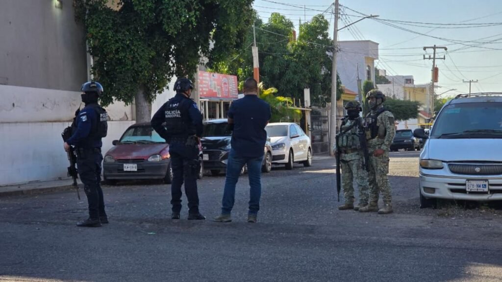 <![CDATA[Asesinan a un oficial de la FGE y a un trabajador del SAT en Culiacán; hay un herido]]>