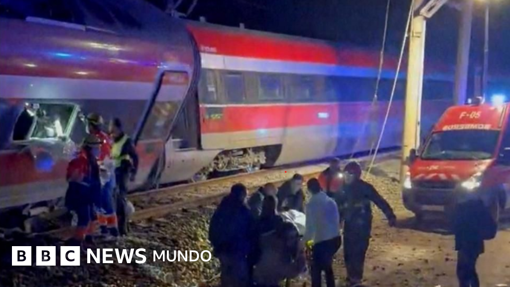 Al menos 21 fallecen tras el descarrilamiento de dos trenes de alta velocidad en el sur de España.
