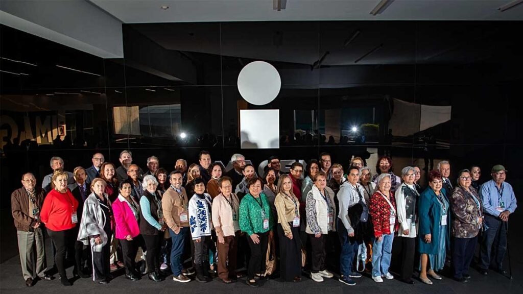 Apapachan a los suscriptores de Excélsior con una visita al Periódico de la Vida Nacional