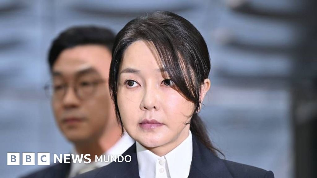 Fraude, controversias y bolsos de lujo que llevaron a la ex primera dama de Corea del Sur ante los tribunales.