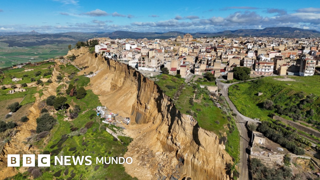Las asombrosas fotografías del pueblo italiano que quedó al borde de un acantilado tras un gran deslizamiento de tierra.