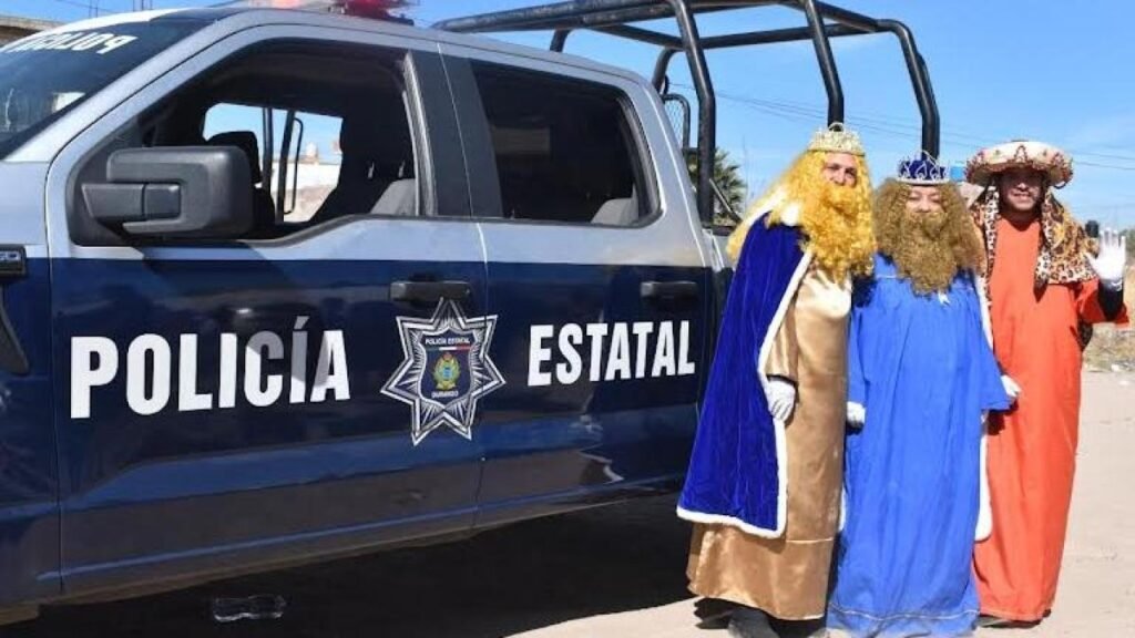 Policías de Coahuila y Durango distribuyen juguetes en el Día de Reyes.