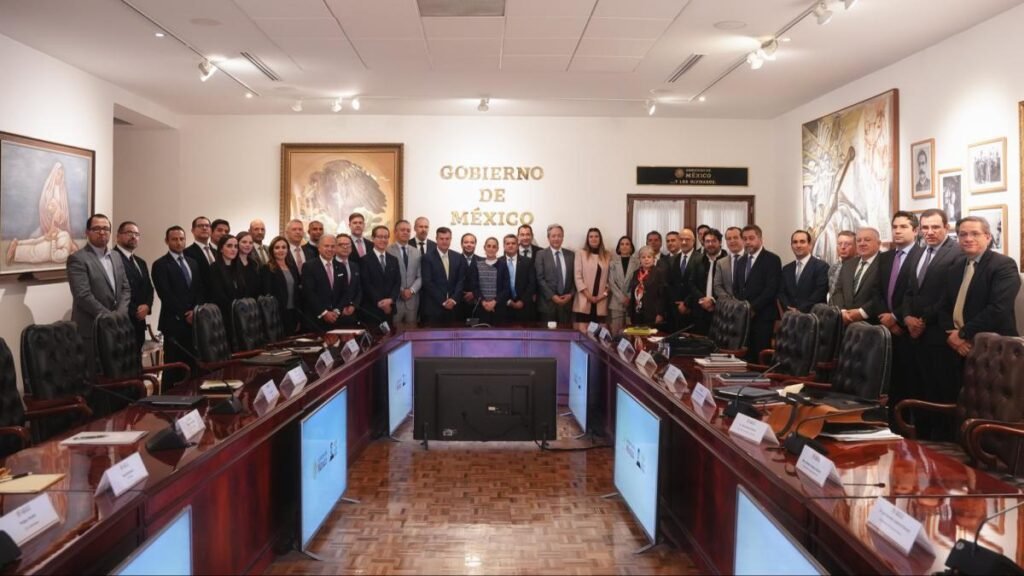 Sheinbaum se encuentra con líderes del sector automotriz.