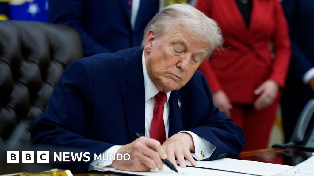 Trump advierte que podría aplicar aranceles a naciones que envíen petróleo a Cuba.