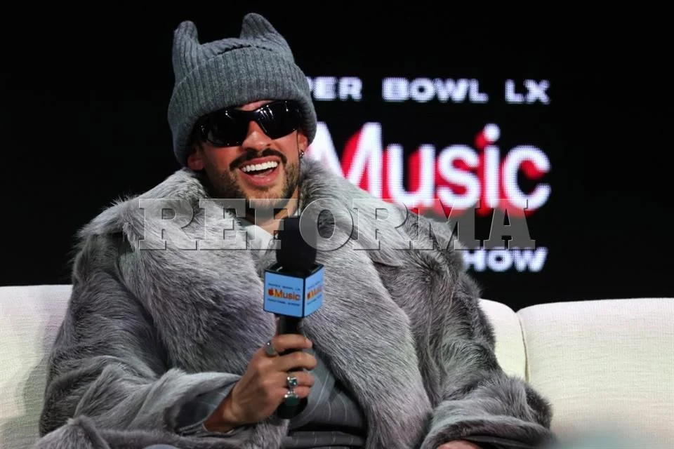 Bad Bunny desata emociones al cantar durante el medio tiempo del Super Bowl