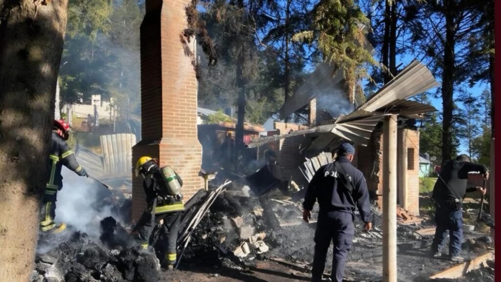 Chimenea podría haber causado el incendio que destruyó una cabaña en Mineral del Chico.