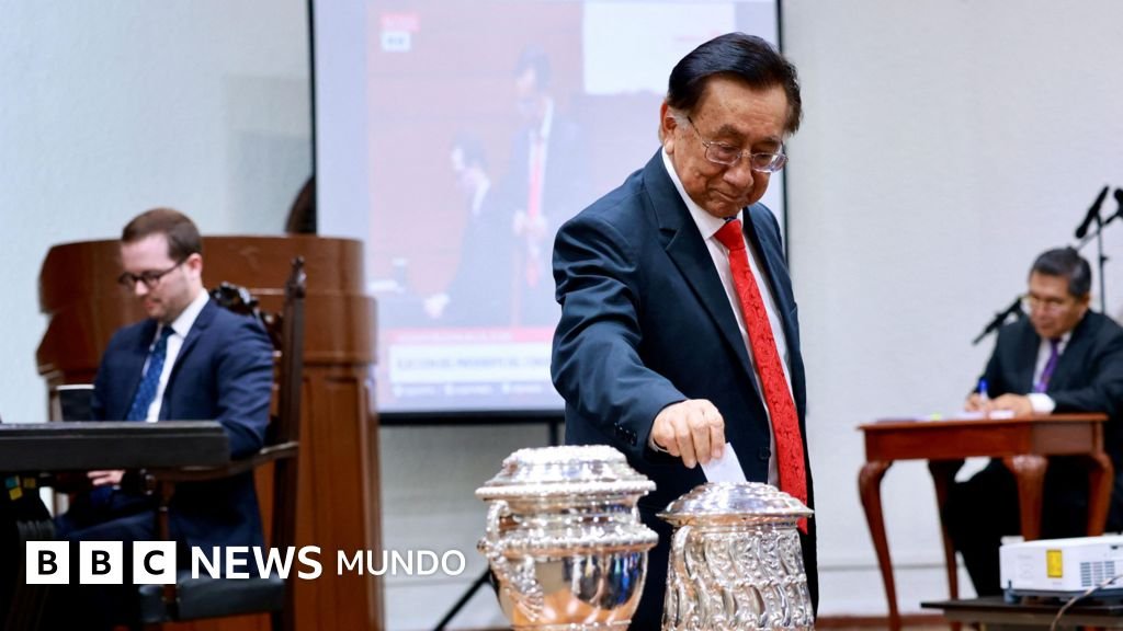 El Congreso de Perú designa a José María Balcázar como presidente hasta julio.