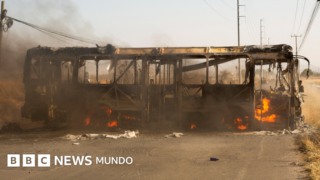 El ejército mexicano elimina al narcotraficante "el Mencho", jefe del Cartel de Jalisco, desatando una ola de violencia en respuesta.
