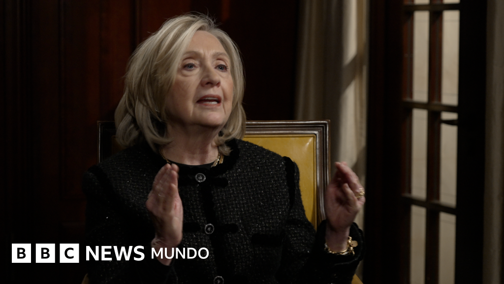 Hillary Clinton denuncia al gobierno de Trump por encubrir datos sobre los documentos de Epstein en una entrevista con la BBC.