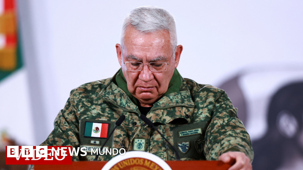 La emotiva reacción del secretario de Defensa de México al recordar a los 25 guardias nacionales caídos en la lucha contra "El Mencho"