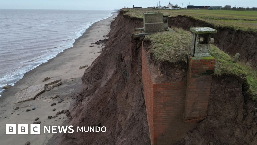 Las fotografías del refugio antinuclear que está a punto de hundirse en el mar debido a la erosión de la costa.