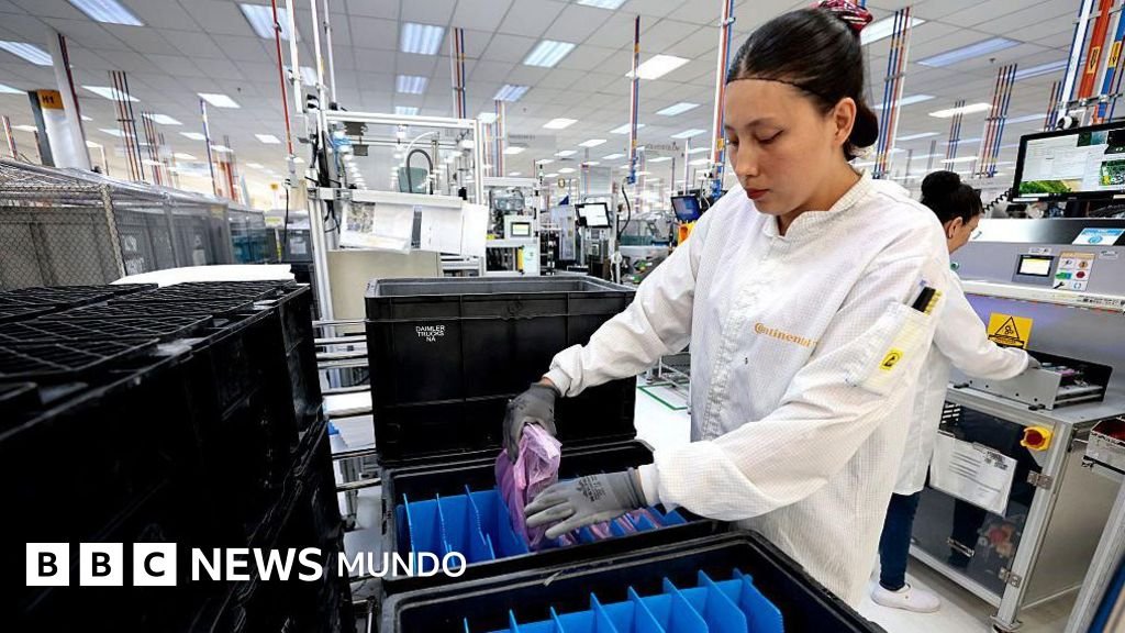 Razones por las que los mexicanos laboran tantas horas (y los retos para implementar una jornada laboral más corta)