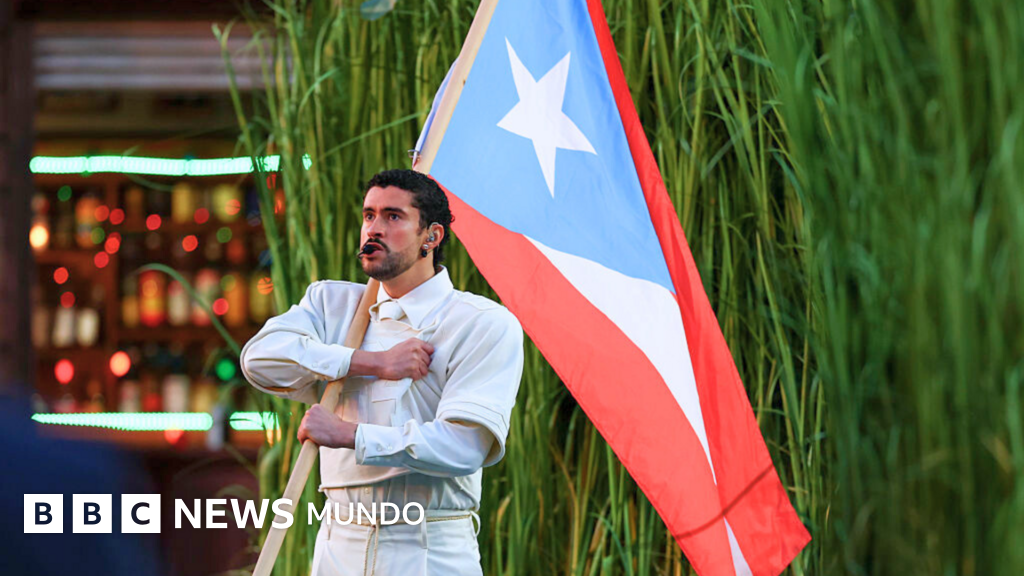 Razones por las que numerosos puertorriqueños se sienten identificados con Bad Bunny y su "profunda relación" con la isla.