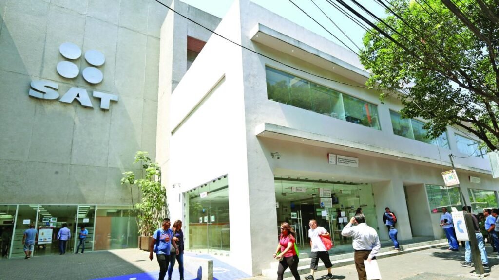 SAT reportó a mil 63 delincuentes fiscales.