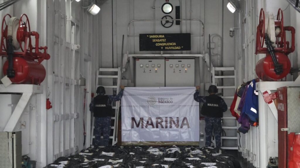 Semar y la Guardia Costera de EE. UU. incautan 188 paquetes de cocaína.