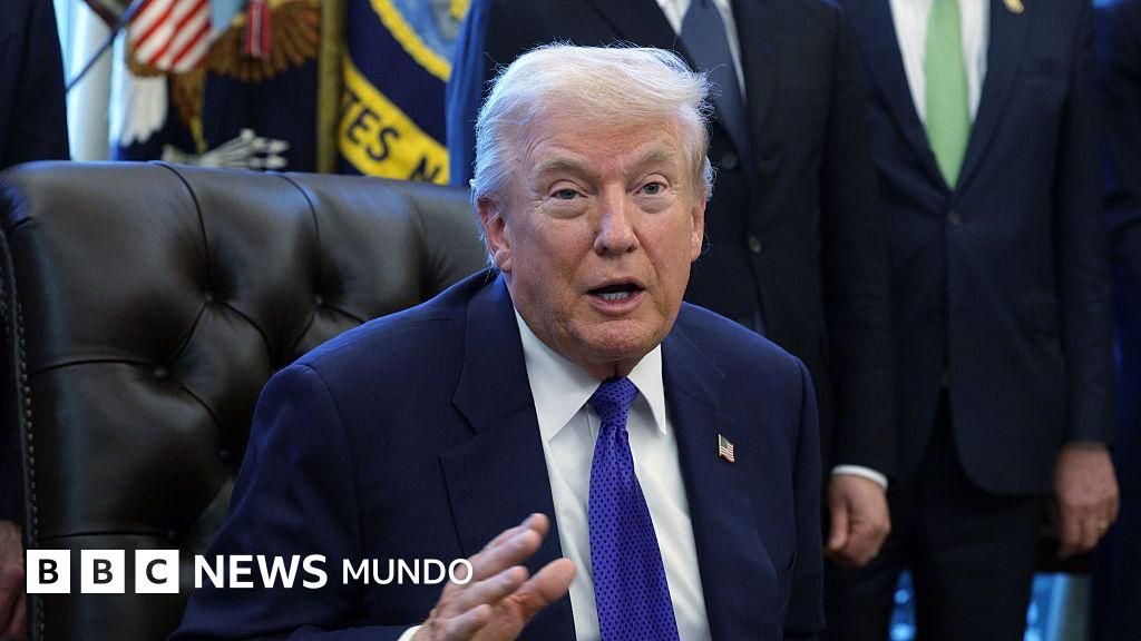 Trump publica y posteriormente elimina un video que retrata a Barack y Michelle Obama como primates.