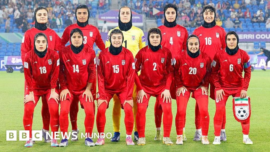 "Desleales en tiempos de conflicto": el miedo de las futbolistas de la selección femenina que se opusieron a entonar el himno en un torneo en Australia al volver a Irán.