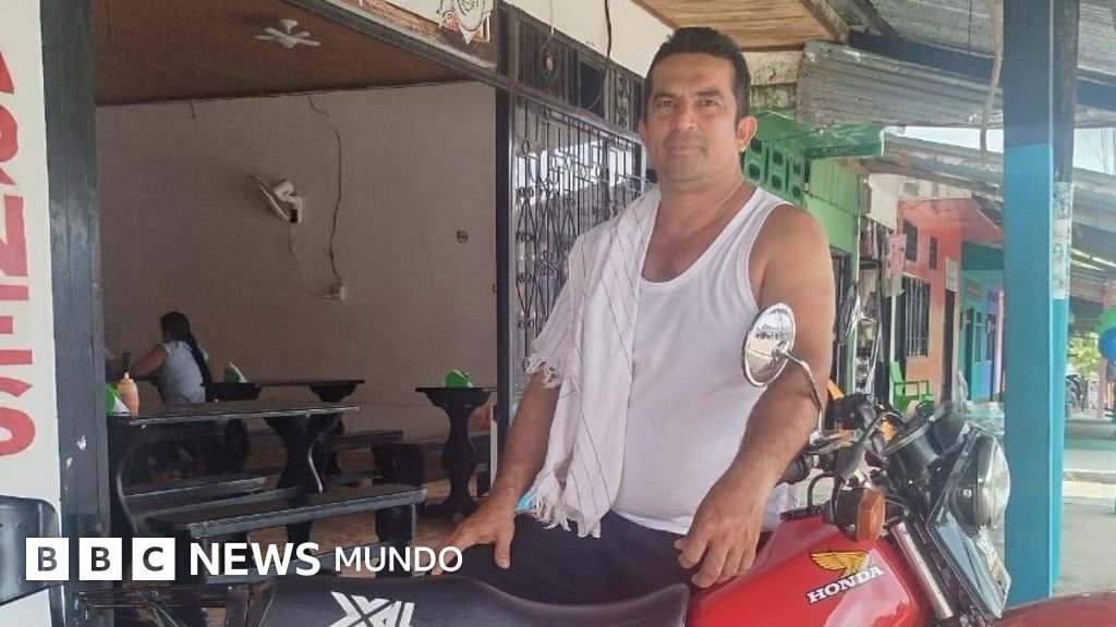 “Dos jóvenes heridos salieron sangrando. Arranqué la moto y les dije: 'Yo los llevo a un lugar seguro'”: el carnicero que salvó a soldados tras el accidente aéreo en Colombia.