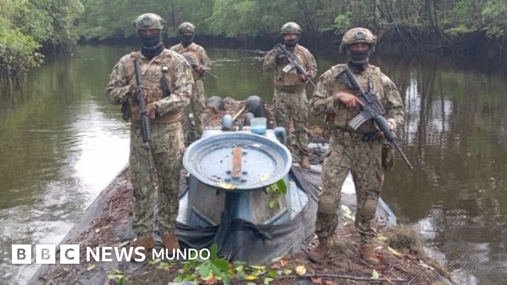 Ecuador's military seizes a 35-meter "narco-submarine" loaded with fuel.