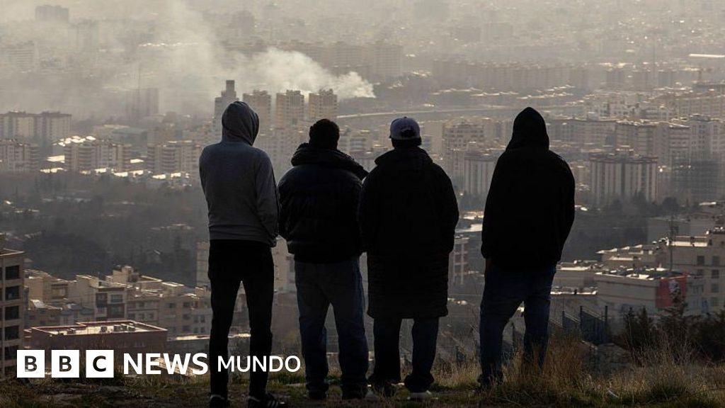 "El temor del silencio": el doble peligro que sufren los iraníes ante la represión del régimen y los bombardeos de EE. UU. e Israel.