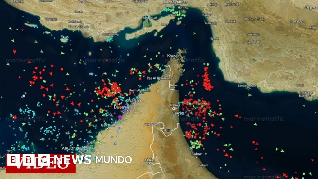 El video que revela la reducción del tráfico en el estrecho de Ormuz debido al conflicto en Irán (y los barcos que se encuentran atrapados)