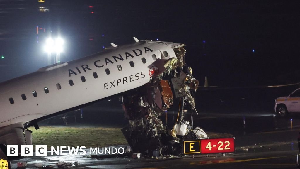 Fallecen dos aviadores en un choque entre un avión y un camión de bomberos en el aeropuerto LaGuardia de Nueva York.