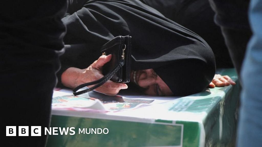 Imágenes del funeral de las víctimas de una escuela atacada, donde se reportó la muerte de más de 160 personas.