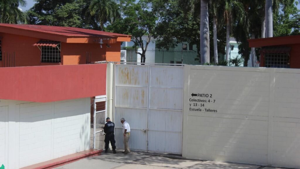 Joven huye del centro de menores, pero sus padres lo traen de vuelta.